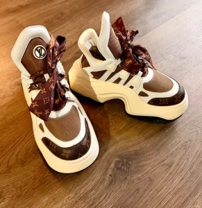 Стильные кроссовки