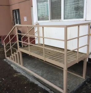 Металлическое крыльцо с перилами во Владивостоке